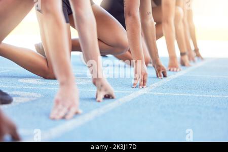 Läufer mit Händen auf der Startlinie auf der Strecke für ein Rennen, bereit zum Laufen. Rennen Herausforderung oder Sprint bei Sportveranstaltung mit Nahaufnahme für die Motivation Stockfoto