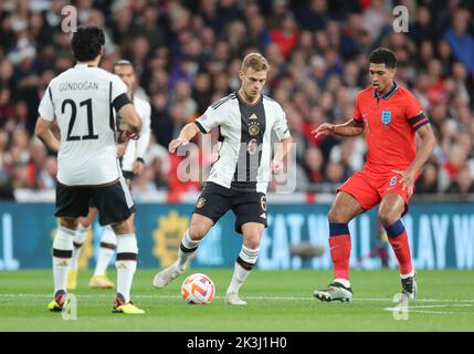 LONDON ENGLAND - SEPTEMBER 26 : L-R Joshua Kimmich (Bayern München) aus Deutschland und Jude Bellingham (Borussia Dortmund) aus England während der UEFA Nations L Stockfoto