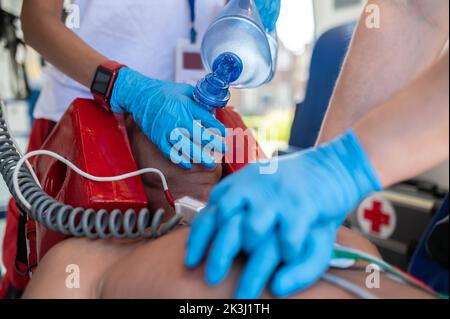 Sanitäter, die kardiopulmonale Reanimation bei einem kritischen Patienten machen Stockfoto