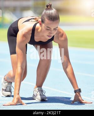 Läuferin, Frau und Fokus eines Athleten, der kurz vor dem Start eines Laufs auf einer Sportstrecke im Freien steht. Fitness, Sport und Motivation für das Workout-Training zum Laufen in Stockfoto