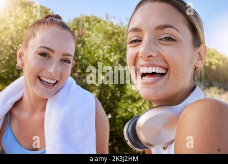 Selfie, Frauen und Fitness in der Natur und Landschaft mit Musik-Kopfhörern. Portrait, Lächeln und fröhliche Übung Freunde fotografieren Stockfoto