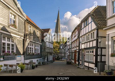 HATTINGEN, DEUTSCHLAND - 25.. September 2022: Straßen der Altstadt Hattingen, historisches Viertel mit traditioneller deutscher Architektur Stockfoto