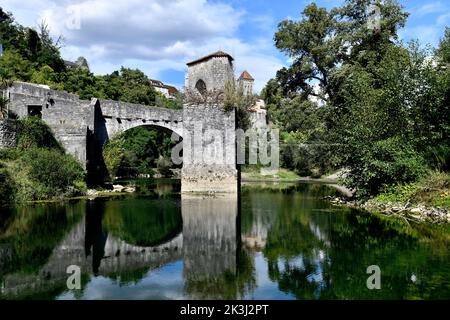 Sauce de Bearn, Pont de la Legende über das Gave d'Oloron (Camino de Santiago) Stockfoto