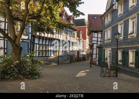 HATTINGEN, DEUTSCHLAND - 25.. September 2022: Straßen der Altstadt Hattingen, historisches Viertel mit traditioneller deutscher Architektur Stockfoto