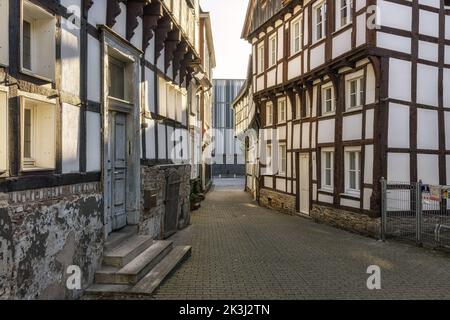 HATTINGEN, DEUTSCHLAND - 25.. September 2022: Straßen der Altstadt Hattingen, historisches Viertel mit traditioneller deutscher Architektur Stockfoto