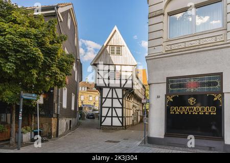 HATTINGEN, DEUTSCHLAND - 25.. September 2022: Straßen der Altstadt Hattingen, historisches Viertel mit traditioneller deutscher Architektur Stockfoto