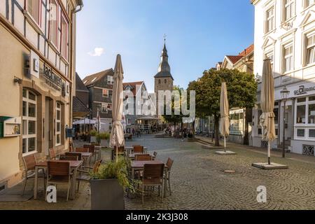 HATTINGEN, DEUTSCHLAND - 25.. September 2022: Straßen der Altstadt Hattingen, historisches Viertel mit traditioneller deutscher Architektur Stockfoto