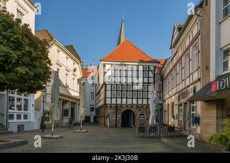 HATTINGEN, DEUTSCHLAND - 25.. September 2022: Straßen der Altstadt Hattingen, historisches Viertel mit traditioneller deutscher Architektur Stockfoto