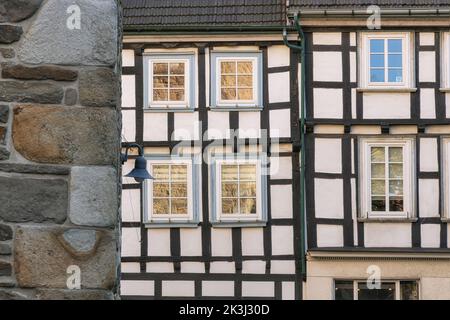 HATTINGEN, DEUTSCHLAND - 25.. September 2022: Straßen der Altstadt Hattingen, historisches Viertel mit traditioneller deutscher Architektur Stockfoto