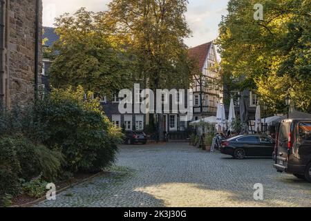 HATTINGEN, DEUTSCHLAND - 25.. September 2022: Straßen der Altstadt Hattingen, historisches Viertel mit traditioneller deutscher Architektur Stockfoto