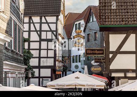 HATTINGEN, DEUTSCHLAND - 25.. September 2022: Straßen der Altstadt Hattingen, historisches Viertel mit traditioneller deutscher Architektur Stockfoto