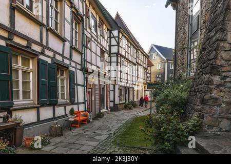 HATTINGEN, DEUTSCHLAND - 25.. September 2022: Straßen der Altstadt Hattingen, historisches Viertel mit traditioneller deutscher Architektur Stockfoto