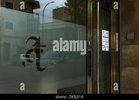 Felanitx, Spanien; september 21 2022: Hauptfassade eines Finanzamtes der Steuerbehörde Illes Balears, gelegen in der mallorquinischen Stadt Felanitx, Spa Stockfoto