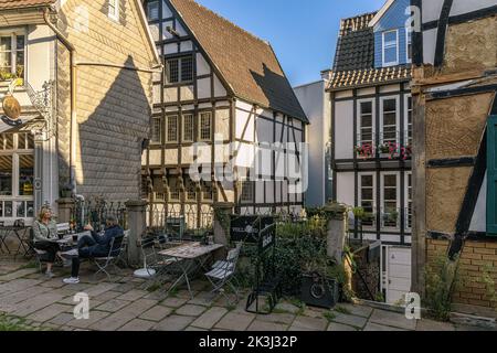 HATTINGEN, DEUTSCHLAND - 25.. September 2022: Straßen der Altstadt Hattingen, historisches Viertel mit traditioneller deutscher Architektur Stockfoto