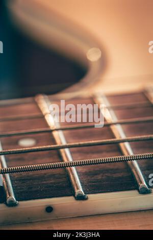 Saiten auf einer klassischen Akustikgitarre, Makroaufnahme. Stockfoto