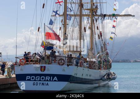 GENUA, ITALIEN 25. JUNI 2022 - das polnische Schiff Pogoria Gdynia liegt im Hafen von Genua, italien Stockfoto