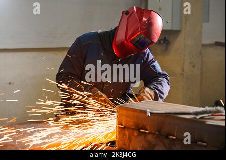 Der Gasschweißer schneidet einen Metallstrahl mit einem Gasschneider Stockfoto