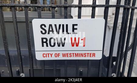 LONDON, GROSSBRITANNIEN, 26. FEBRUAR 2022 - Savile Row Straßenschild in London, City of Westminster, wo die Beatles das letzte Konzert spielten, das Rooftt Stockfoto