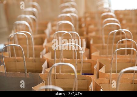 Viele offene Einkaufstaschen. Viele Bastelpakete. Geschäftskonzept. Stockfoto