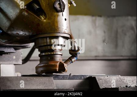 Alte vertikale Fräsmaschine in Werkshalle aus der Nähe Stockfoto