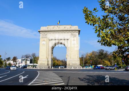 Bukarest, Rumänien - 6. November 2021: Arcul de Triumph (Triumphbogen) Triumphbogen und Wahrzeichen, im nördlichen Teil der Stadt auf Stockfoto