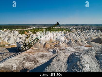 Walking Dragline arbeitet in großen Kalksteinbruch unter klarem Himmel Stockfoto