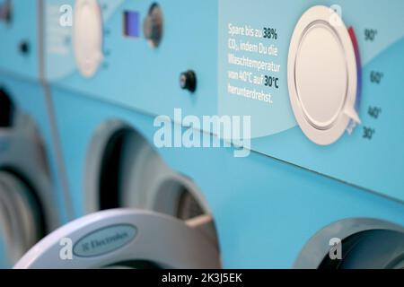 Hamburg, Deutschland. 27. September 2022. Die Wassertemperatur einer Waschmaschine wird während der Kampagne „Cold Laundromat“ im Bezirk Winterhude auf 30 Grad eingestellt. Von Freitag bis Sonntag können die Bürger ihre Wäsche bei maximal 30 Grad kostenlos waschen. Initiatoren der Kampagne sind die Umweltstiftung WWF und der Waschmittelhersteller Ariel (Konsumgüterkonzern Procter & Gamble). (To dpa 'Mehr Waschen mit nur 30 Grad - kalt Waschsalon sollte erreichen Umdenken') Kredit: Marcus Brandt/dpa/Alamy Live News Stockfoto