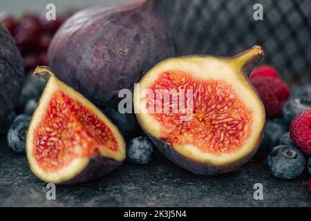 Nahaufnahme, Feigenfrucht auf unscharfem dunklen Hintergrund. Stockfoto