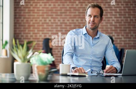 Motivation, Denken und Geschäftsmann, der in einem Firmenbüro an einem Laptop arbeitet, inspiriert von einer Idee für ein Startup. Vision, Mission und Führung suchen Stockfoto