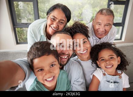 Selfie, Familie und Kinder mit Kindern, Eltern und Großeltern fotografieren bei einem Besuch in ihrem Zuhause. Gesicht, glücklich und lächeln mit einer Großmutter Stockfoto