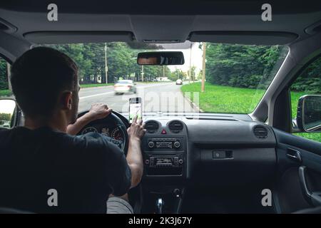 Ein Fahrer fährt durch die Straßen der Stadt und ein Navigator. Stockfoto