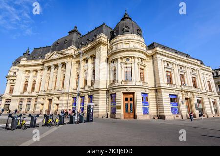 Bukarest, Rumänien - 6. November 2021: Zentrale Universitätsbibliothek mit Reiterdenkmal an König Carol I. davor auf dem Revolutiei-Platz (Pia Stockfoto