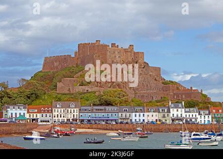 Mont Orgueil Castle, mit Blick auf den Hafen von Gorey, Jersey Stockfoto