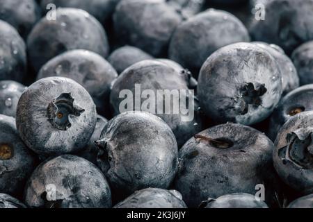 Wassertropfen auf reife süße Heidelbeere, Makro. Stockfoto