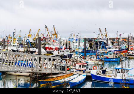 Fischerboote vertäuten im Hafen von Newlyn, einem kleinen kommerziellen Fischerdorf im West Country, an der Südküste von West Cornwall, England Stockfoto