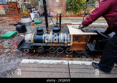 Mizens Railway, eine Miniatureisenbahn mit einer Spurweite von 7¼ Zoll in Barrs Lane, Knaphill, Woking während der jährlichen Weihnachtsveranstaltung: Dampflokomotive „Thunder Hoof“ Stockfoto