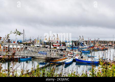 Fischerboote vertäuten im Hafen von Newlyn, einem kleinen kommerziellen Fischerdorf im West Country, an der Südküste von West Cornwall, England Stockfoto