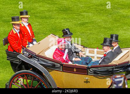 Königin Elizabeth II. Und Prinz Philip Duke von Edinburgh betreten den Parade Ring in einer Kutsche während der Royal Ascot, Ascot Racecourse, Ascot, Berks Stockfoto