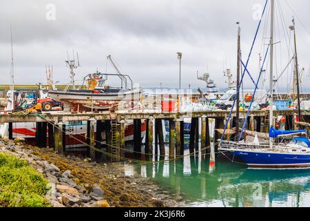 Fischerboot und -Yacht liegen im Hafen von Newlyn, einem kleinen kommerziellen Fischerdorf im West Country an der Südwestküste von Cornwall, Großbritannien Stockfoto