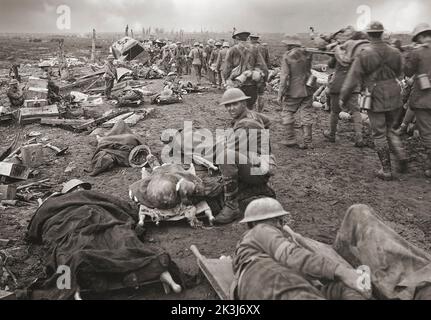 Männer, die in der Schlacht von Ypern vom 20.. September 1917 verwundet wurden. Wir gehen entlang der Menin-Straße, um während der Schlacht von Ypern zur Lichtung gebracht zu werden. Deutsche Gefangene werden bei der Trage gesehen. Stockfoto