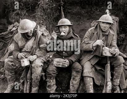 Britische Soldaten essen im Ancre Valley inmitten der Schlacht an der Somme an der Westfront 1916 während des Ersten Weltkriegs heiße Rationen. Stockfoto