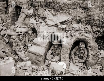 Männer des Grenzregiments ruhen in flachen Auszügen in der Nähe von Thiepval Wood. Die Schlacht am Thiepval Ridge war die erste große Offensive der Reservearmee unter Generalleutnant Hubert Gough während der Schlacht an der Somme an der Westfront während des Ersten Weltkriegs. Stockfoto