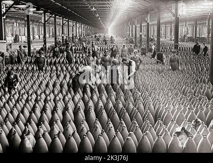 Nationale Abfüllfabrik in Chilwell im Jahr 1917. Während des Ersten Weltkriegs wurden viele Frauen in Jobs rekrutiert, die von Männern, die im Krieg gekämpft hatten, geräumt wurden. Die hohe Nachfrage nach Waffen führte dazu, dass die Munitionsfabriken im Jahr 1918 zum größten Einzelarbeitgeber von Frauen wurden. Im Jahr 1917 produzierten Munitionsfabriken, in denen hauptsächlich Arbeiterinnen beschäftigt waren, 80 % der Waffen und Granaten, die von der britischen Armee verwendet wurden. Stockfoto