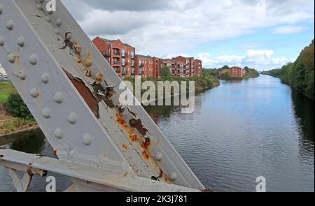 Rusty Girders, Chester Road Drehbrücke, MSC Manchester Ship Canal, mit Blick nach Osten nach Stockton Heath, Warrington, Cheshire, England, Großbritannien, WA4 6EG Stockfoto