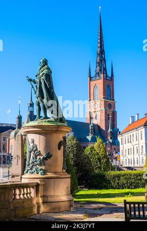 Statue auf Gustav Vasa, vor Riddarhuset, mit Riddarholmskyrkan im Hintergrund, Gamla Stan, Stockholm, Schweden Stockfoto