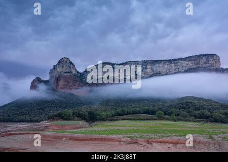 Nebel im Stausee Sau und den Klippen von Tavertet, in der Region Collsacabra (Osona, Barcelona, Katalonien, Spanien) ESP: Nieblas en el embalse de Sau Stockfoto