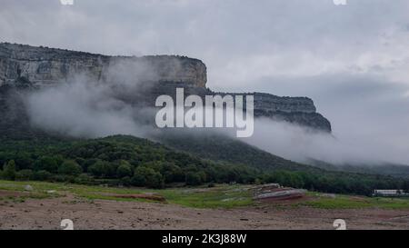 Nebel im Stausee Sau und den Klippen von Tavertet, in der Region Collsacabra (Osona, Barcelona, Katalonien, Spanien) ESP: Nieblas en el embalse de Sau Stockfoto