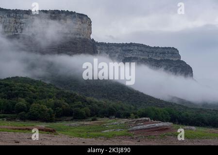 Nebel im Stausee Sau und den Klippen von Tavertet, in der Region Collsacabra (Osona, Barcelona, Katalonien, Spanien) ESP: Nieblas en el embalse de Sau Stockfoto