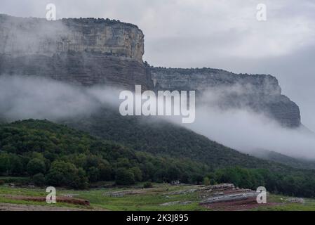 Nebel im Stausee Sau und den Klippen von Tavertet, in der Region Collsacabra (Osona, Barcelona, Katalonien, Spanien) ESP: Nieblas en el embalse de Sau Stockfoto