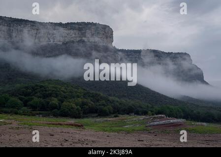 Nebel im Stausee Sau und den Klippen von Tavertet, in der Region Collsacabra (Osona, Barcelona, Katalonien, Spanien) ESP: Nieblas en el embalse de Sau Stockfoto